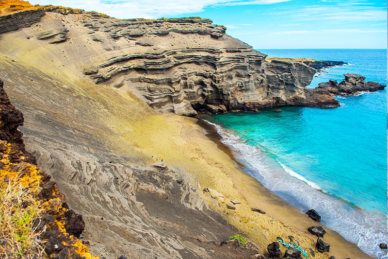 Papakolea green sand beach